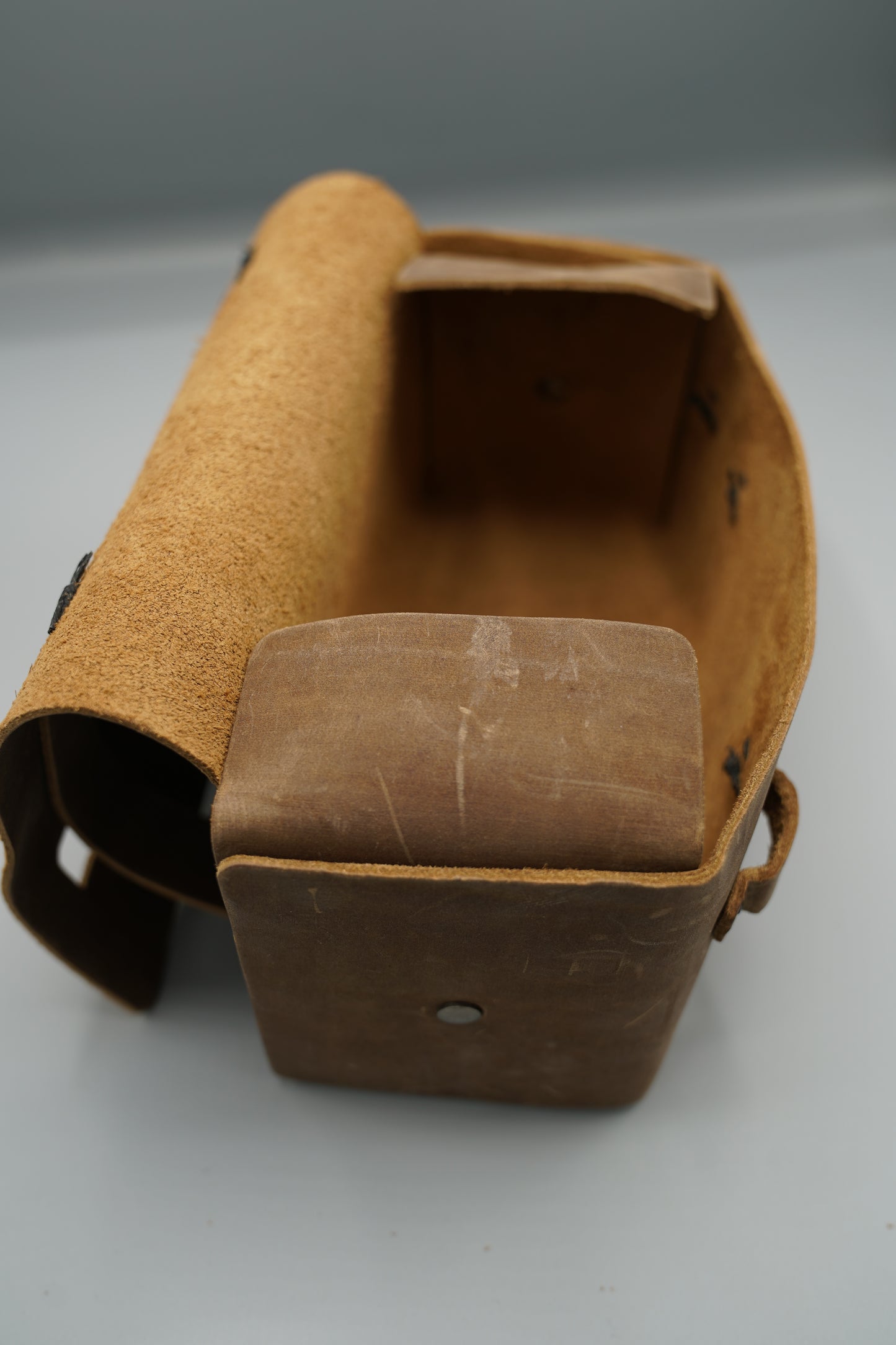 Distressed broen Leather Dopp Kit Bag roll-up bag with 'VIVIDUS' branding on a gray background