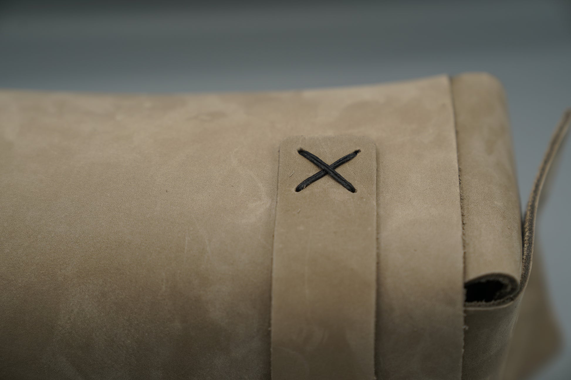 Leather Dopp Kit Bag roll-up bag with 'VIVIDUS' branding on a gray background