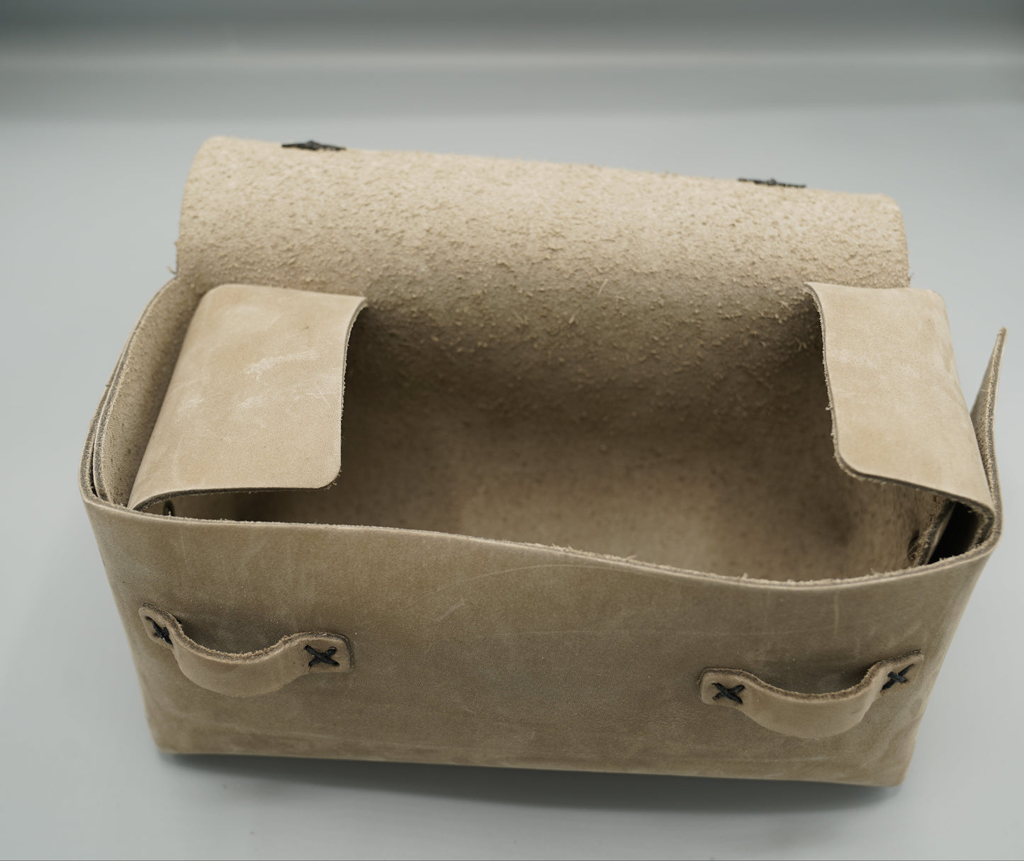 Leather Dopp Kit Bag roll-up bag with 'VIVIDUS' branding on a gray background