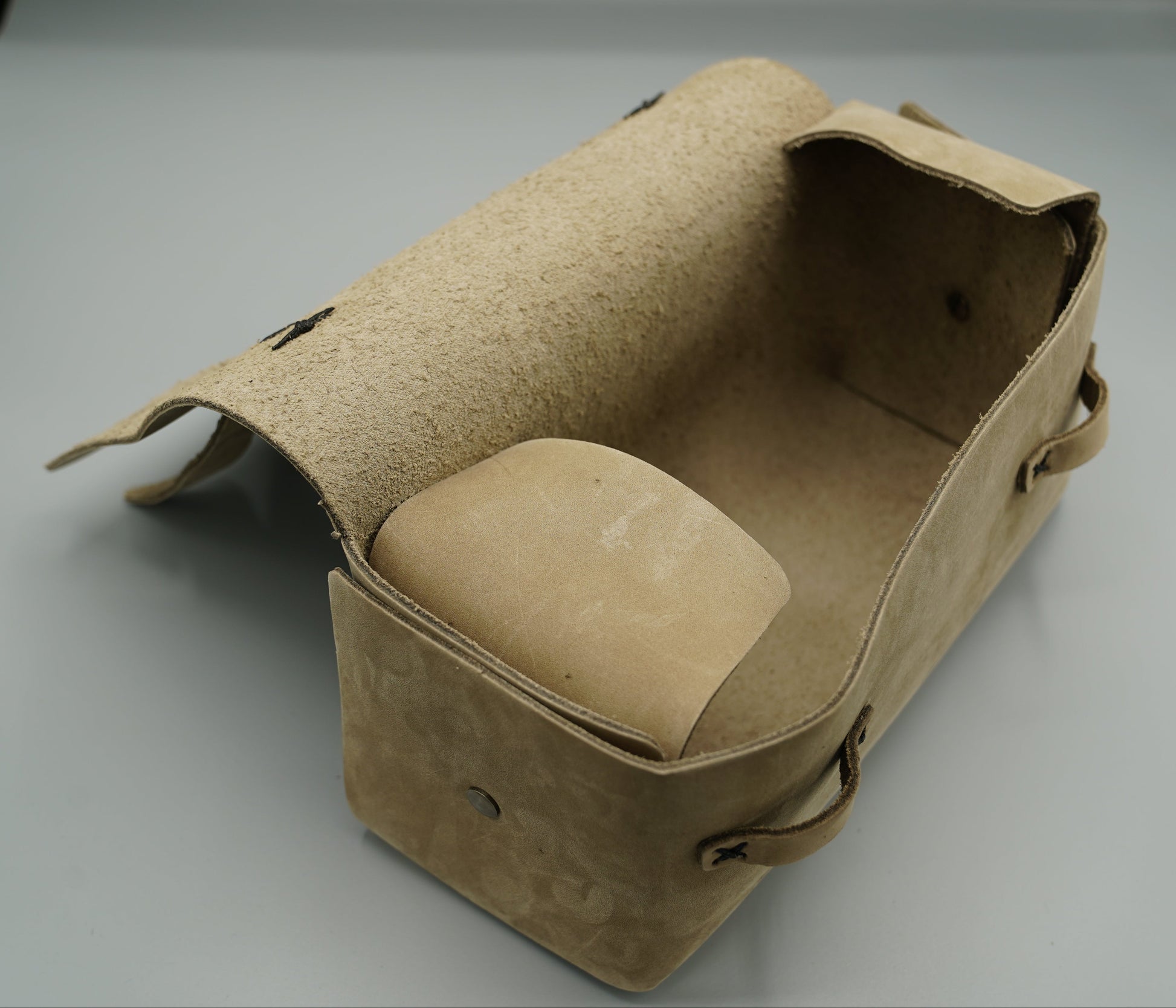 Leather Dopp Kit Bag roll-up bag with 'VIVIDUS' branding on a gray background