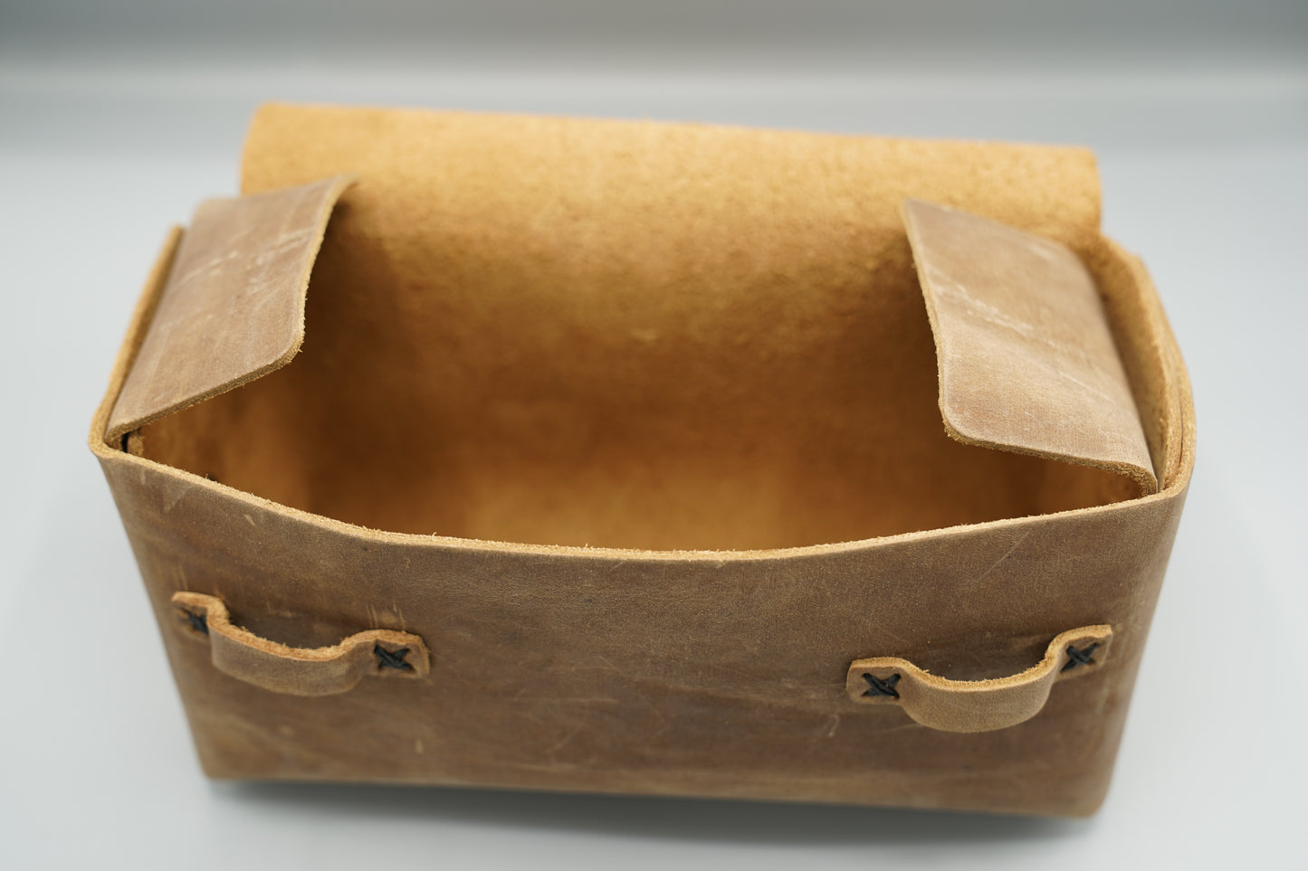 Distressed broen Leather Dopp Kit Bag roll-up bag with 'VIVIDUS' branding on a gray background