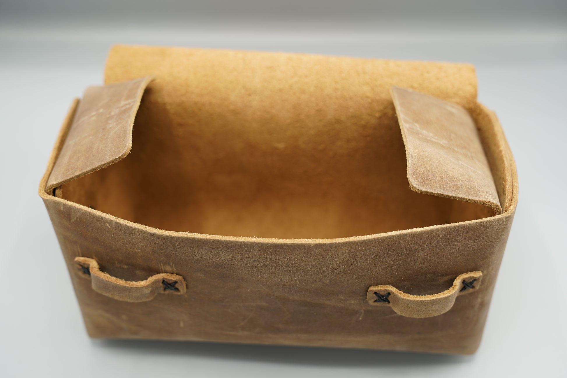 Distressed broen Leather Dopp Kit Bag roll-up bag with 'VIVIDUS' branding on a gray background