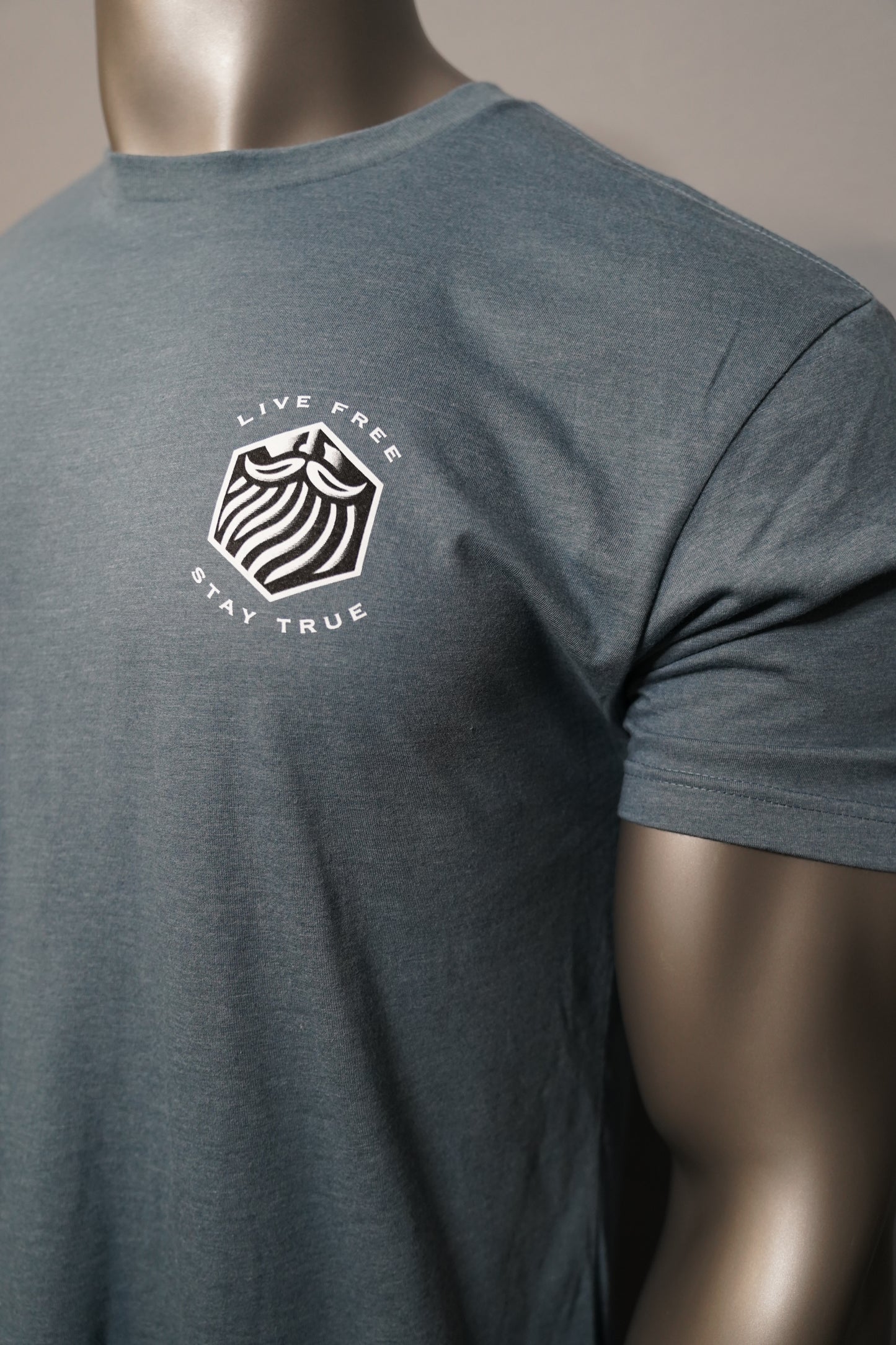 T-Shirt: Live Free Stay True - VIVIDUS